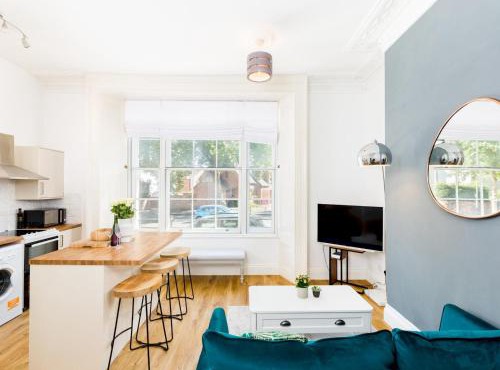 Central Leamington Spa 2 Bed Flat with Parking - Pass the Keys