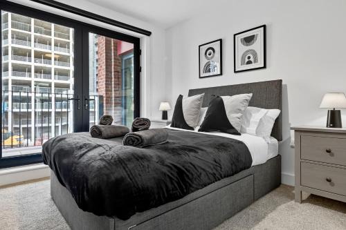 Central Liverpool Luxury 2BR w Balcony & 2 Baths