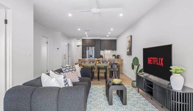 Central Location: Near Westfield & 11 kms to City!