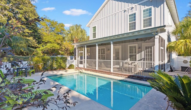 Central Location with a pool, sleeps 10