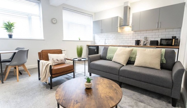 Central Locatio*Long Stay Discounts*Wyvern Theatre