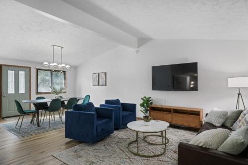 Central Location - 2 living spaces & covered patio!