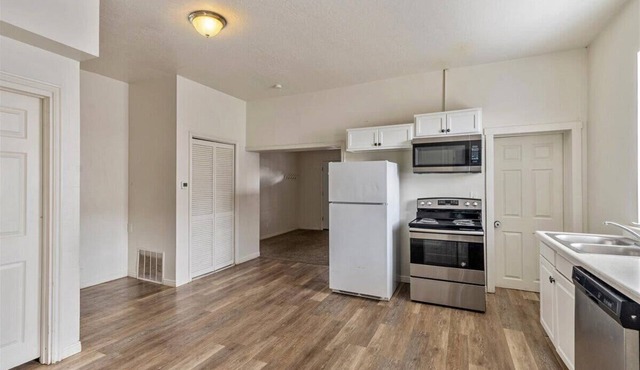 Central Location, Backyard for your Pets