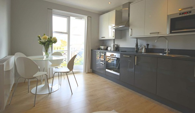 Central location, good transport 5 min West Brompton tube, bistros, pubs & shops