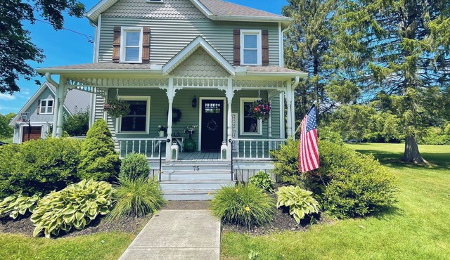 Central Location - HOT TUB, close to lakes, wineries, Corning, Watkins Glen