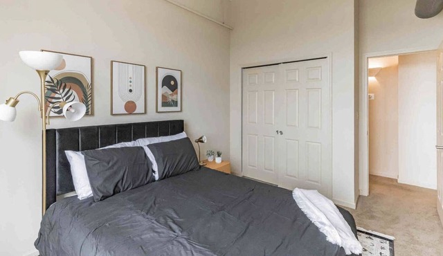 Central location in downtown -- Close entertainment & businesses!