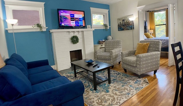 Central location-King + Queen Beds-Steps to Metrolink & Off-Street Parking