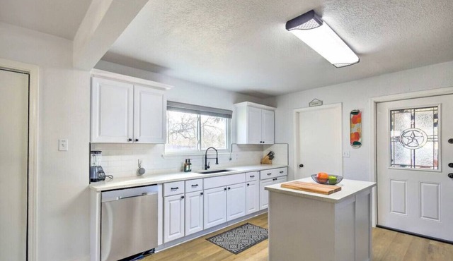 Central Location- Modern Home-Perfect For Families - Games