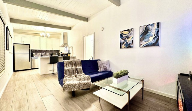 Central Location + Parking + AC + Kitchen + Wi-Fi 6