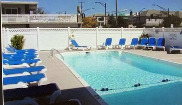 Central Location - Short walk to Beach/Boardwalk w/parking and heated pool!