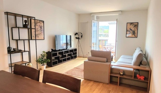 Central Location Spacious 2-BR Apartment 3A