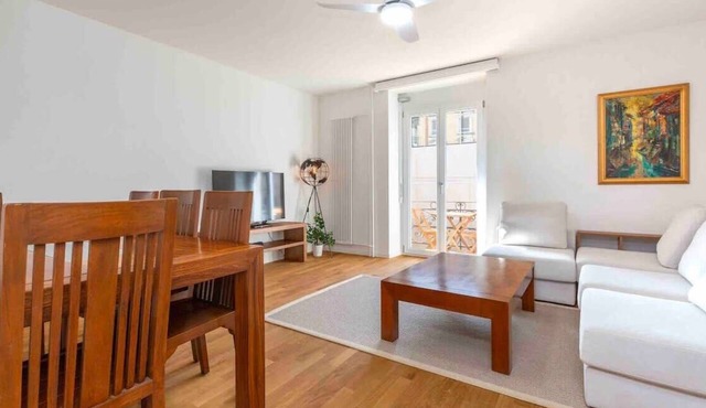 Central Location Spacious 2-BR Apartment 2B