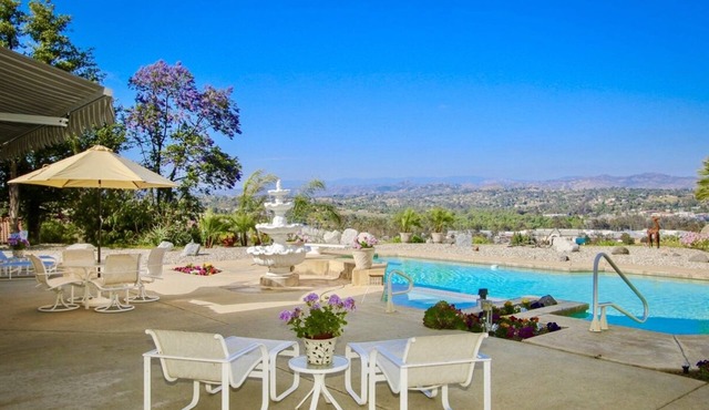 Central Location, Spectacular Views, Pool, Hottub