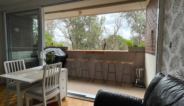 Central Location to beach & shops, quiet, balcony & bar & bar stools. Tree view.