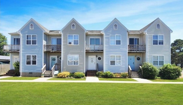 Central Location~Walk 2 Dining! Beach Pass & Gear!