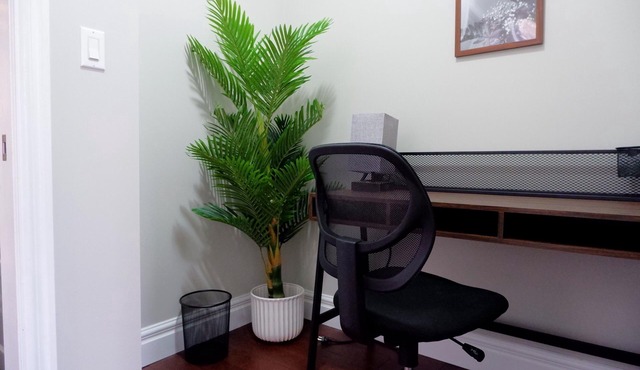 Central London - Clean, Modern & Comfortable. Downtown w/Free Parking & Wi-Fi