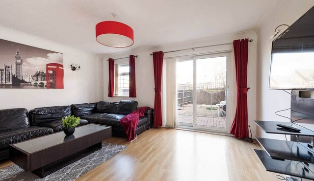 Central London Urban Oasis: Garden & Parking