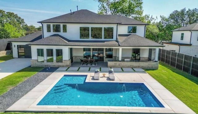 Central Luxury 4BR with Pool