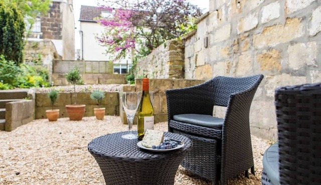 Central maisonette with garden