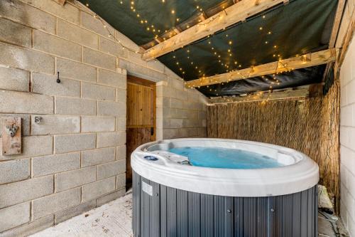 Central Malham Wellbeing Escape, 1-bed cottage with yoga studio