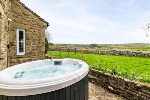Central Malham Wellbeing Escape, 4-bed house with yoga studio