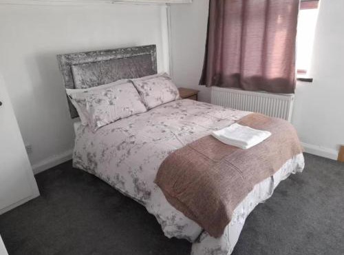 Central Manchester Family-Friendly Home with Free Parking and Workspace