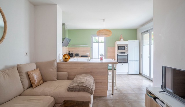 Central Mimizan Apartment for 4, Near Ocean & Lake, Patio, Parking, Cleaning Included