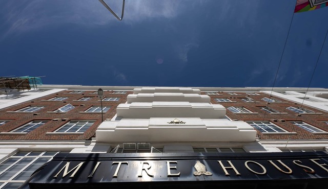 Central Modern 1 Bedroom Apartment