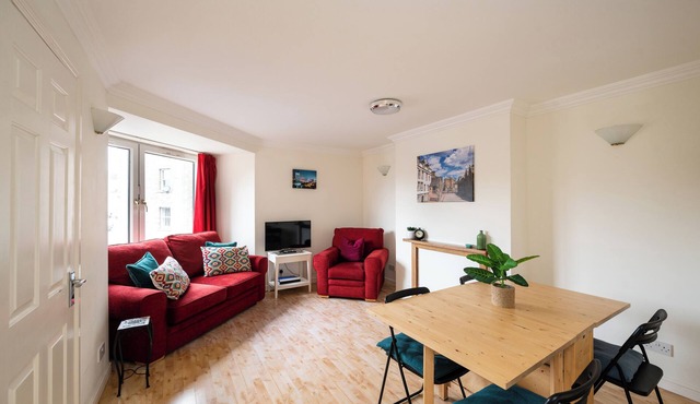 Central, Modern Apartment close to the Royal Mile with wonderful views