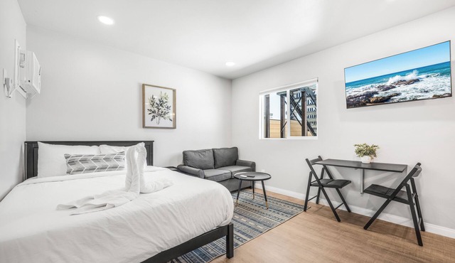 Central Modern Apartment w/AC - Sleeps 3