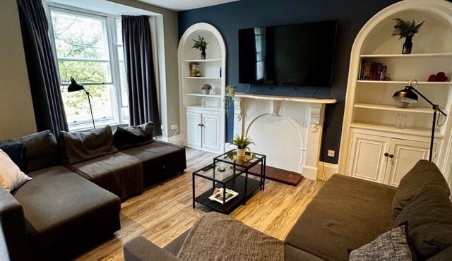 Central modern apartment|Sleeps 6| Parking onsite