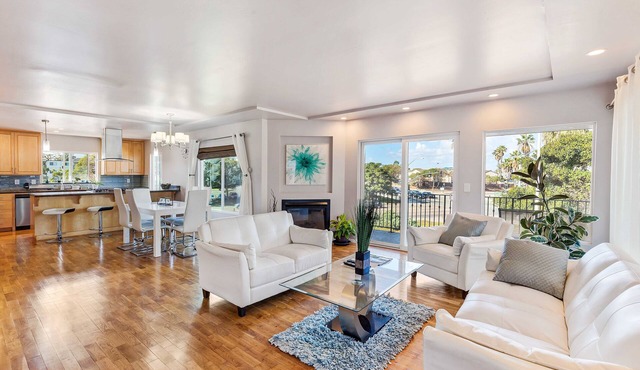 Central Modern Home, 5 Bedrooms, 3 Bathrooms. Bright&Spacious Open Floor Plan.