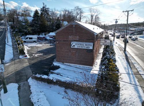 Central Motel Courtyard