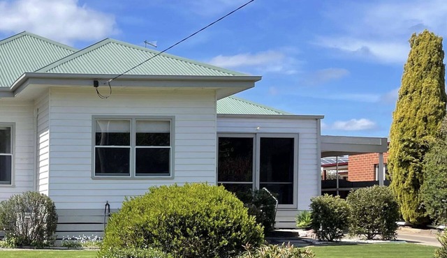 Central Murtoa Home with Lake view, family friendly.