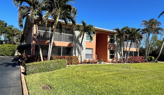 Central Naples Condo (1 E) Close to beach.