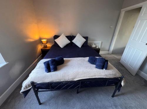 Central Near Hospital 2 Bedroom - Sleeps 4 - Self Check In - Fully Furnished