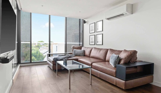 Central Oakleigh 2BR Apartment w Parking