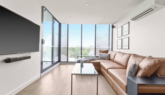 Central Oakleigh 2BR Apartment w Parking