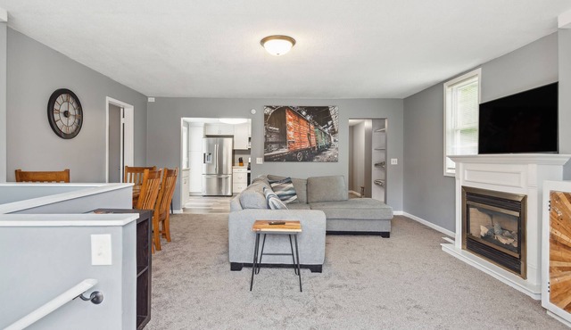 Central Omaha Gem: Nearby Zoo, Downtown, Airport