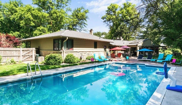 Central Omaha Pool w/Spa Oasis + Fire Pit + 3 Living Rooms