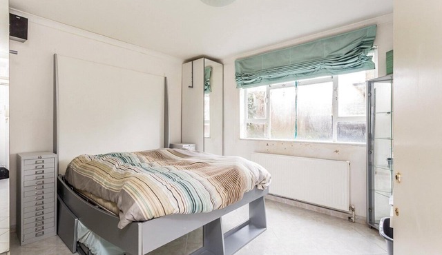 Central one bedroom flat. CONTACT ME BEFORE BOOKING TO CHECK AVAILABILITY