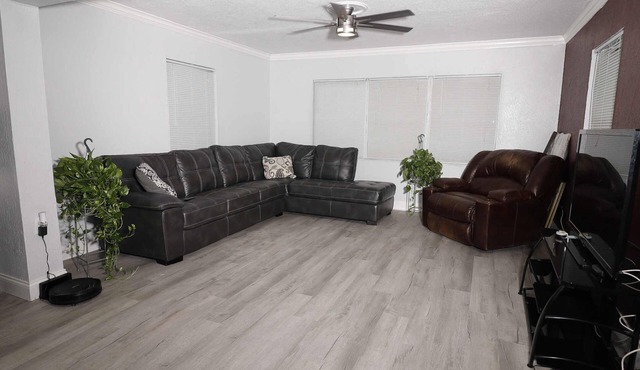 Central Orlando 3BR 4.5mi Universal 3.5mi Camping World 12.5mi Disney