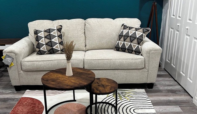 Central Orlando Private Suite With a Full kitchen and "living room"