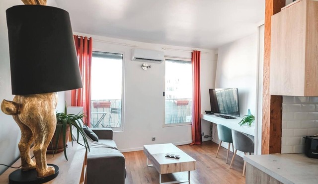 Central Paris, lovely bright studio with terrace