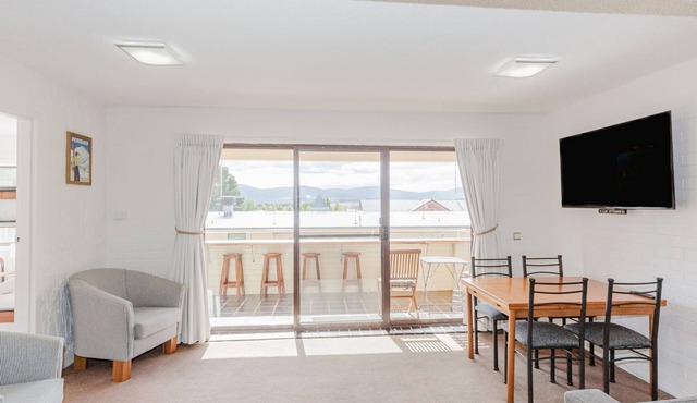 Central Park - 10/1 Snowy River Avenue