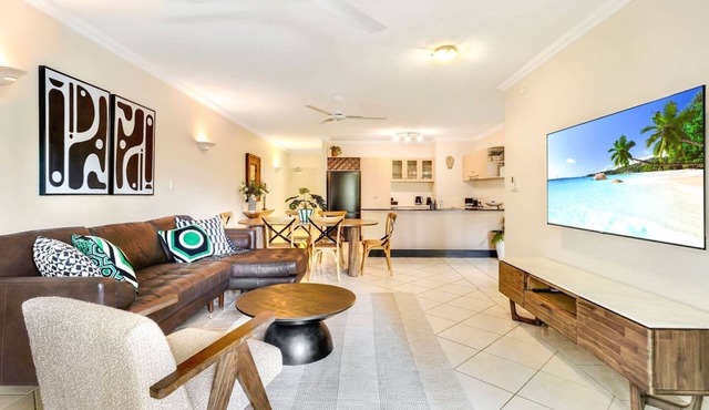 Central Park - City Fringe- Luxury 3BR Apartment | Pool, Balcony & CBD Fringe