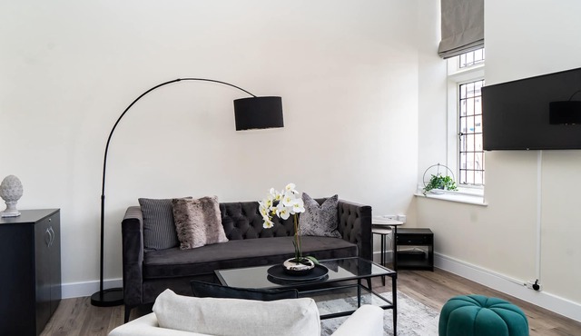 Central, Parking, Near train station, Castle view