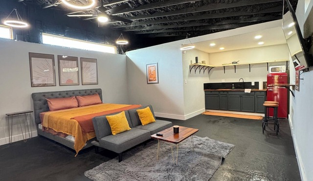 Central Pensacola Studio, Groovy & Spacious