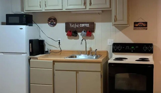 Central Perk 1-bedroom apartment in delightful Fairfield with WiFi, AC