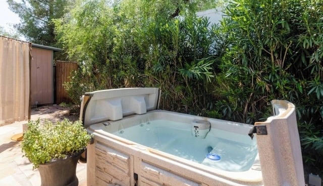Central pet-friendly private house located by U of A with pool and hot tub